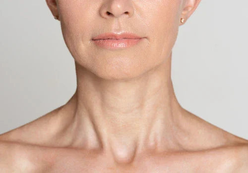 Comment raffermir le cou après 50 ans ? Les meilleurs gestes beauté pour corriger le relâchement cutané